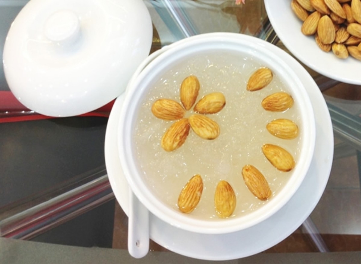 Để bảo vệ tim mạch và trí nào, yến chưng óc chó hoặc hạnh nhân là lựa chọn phù hợp