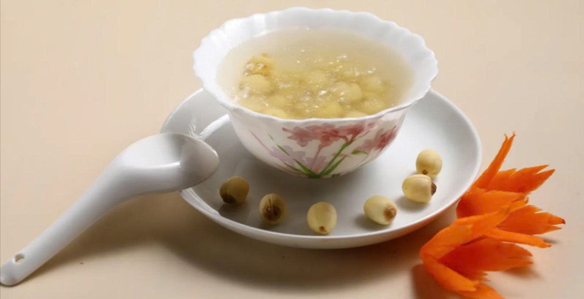 Hạt sen ngọt bùi cùng với tổ yến dịu nhẹ mang lại sự hòa hợp vị giác khi ăn