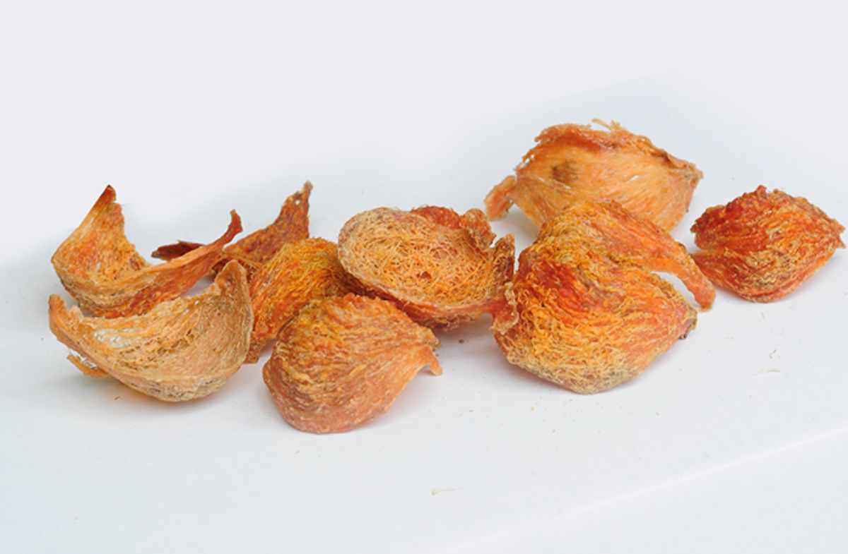 Hồng yến được hình thành do quá trình phản ứng chất giữ nước bọt yến và các chất trên vách đá