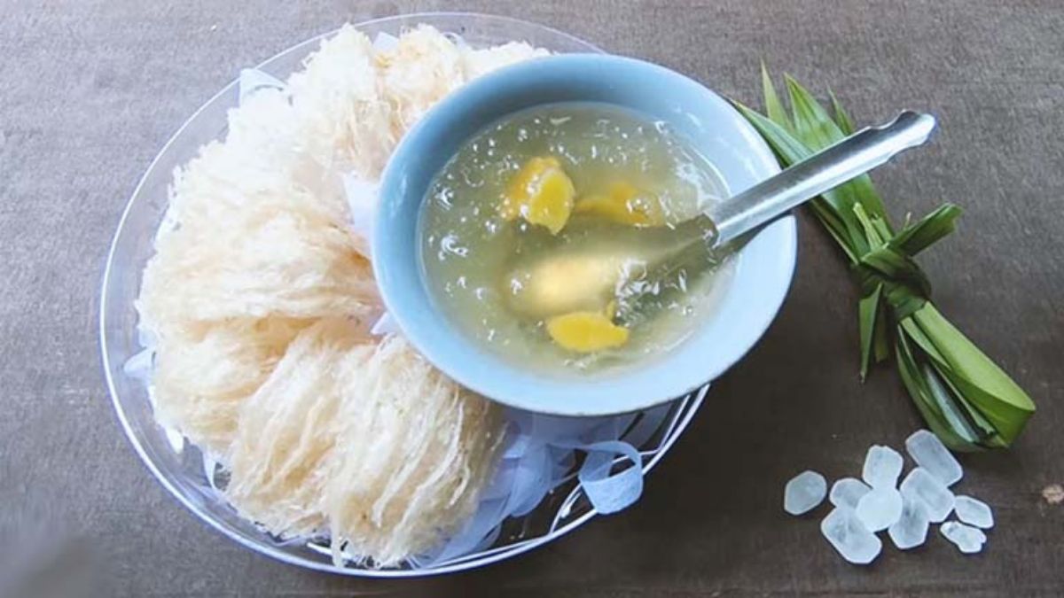 Yến khi chưng với gừng có tính ấm  hỗ trợ làm nóng cơ thể và hạn chế cảm lạnh