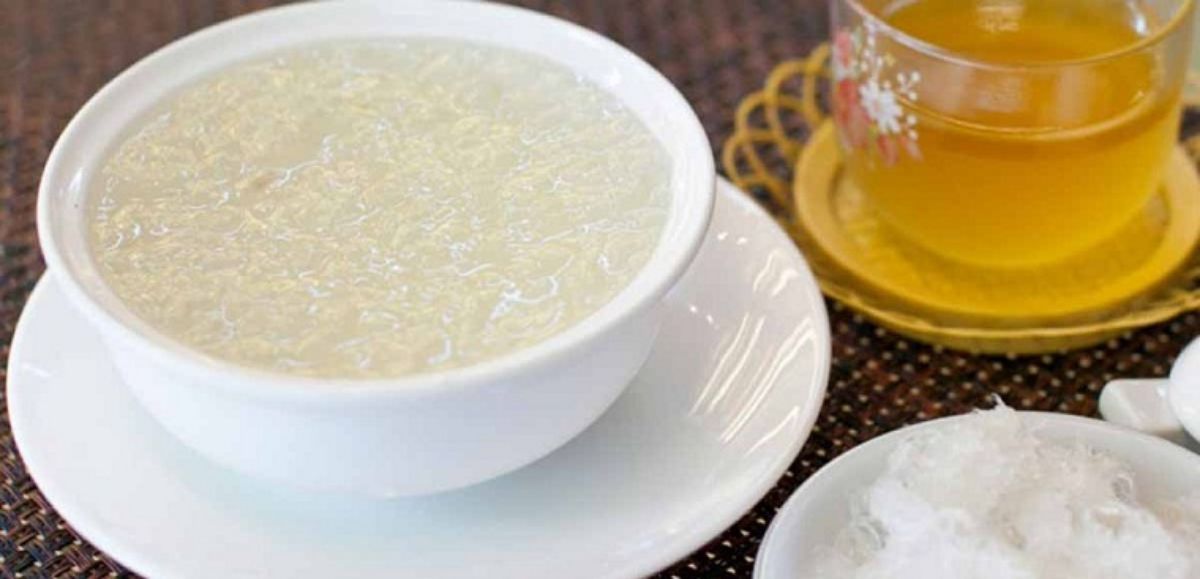 Yến sào kết hợp với đường phèn làm dịu lại mùi đặc trưng của yến và kích thích vị ngọt dễ ăn hơn