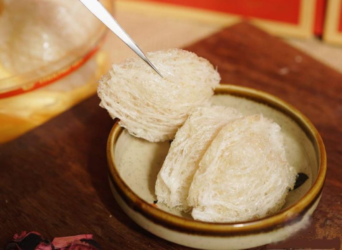 Yến tinh chế cần đặt trong hộp kín để yến luôn khô ráo tránh ẩm mốc